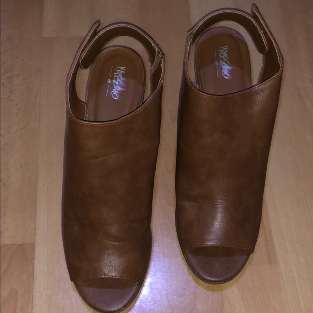 Peep toe mules